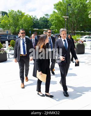 McLean, États-Unis d'Amérique. 18 juillet 2022. Le secrétaire d'État américain Antony Blinken, à droite, est escorté par avril Haines, directeur des renseignements nationaux, à son arrivée, pour s'adresser au personnel du Bureau des renseignements nationaux, 18 juillet 2022, à McLean, en Virginie. Crédit : Freddie Everett/Département d'État/Alay Live News Banque D'Images