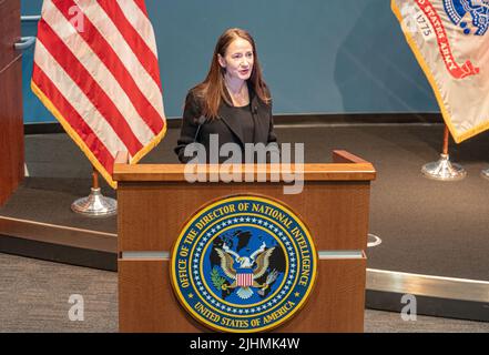 McLean, États-Unis d'Amérique. 18 juillet 2022. Avril Haines, directeur du renseignement national, présente le secrétaire d'État américain Antony Blinken, pour faire des remarques au Bureau du renseignement national, 18 juillet 2022, à McLean, en Virginie. Crédit : Freddie Everett/Département d'État/Alay Live News Banque D'Images