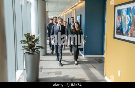 McLean, États-Unis d'Amérique. 18 juillet 2022. Le secrétaire d'État américain Antony Blinken, à gauche, est escorté par avril Haines, directeur du renseignement national, après son allocution devant le personnel du Bureau du renseignement national, 18 juillet 2022, à McLean, en Virginie. Crédit : Freddie Everett/Département d'État/Alay Live News Banque D'Images