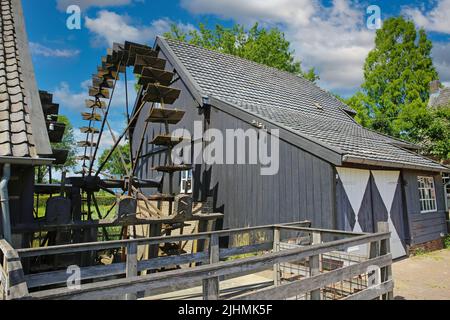 Nuenen (Opwetten), pays-Bas - 9 juillet. 2022: Gros plan de la belle ancienne maison de moulin à eau, roue de pagaie, paysage rural, bleu été s Banque D'Images