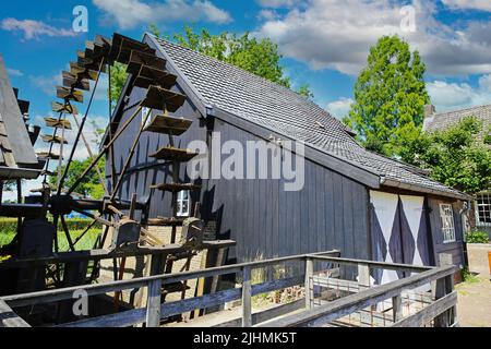 Nuenen (Opwetten), pays-Bas - 9 juillet. 2022: Gros plan de la belle ancienne maison de moulin à eau, roue de pagaie, paysage rural, bleu été s Banque D'Images