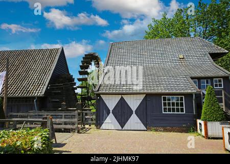 Nuenen (Opwetten), pays-Bas - 9 juillet. 2022: Magnifique ancien moulin à eau hollandais bâtiments ruraux en bois, bleu ciel d'été Banque D'Images
