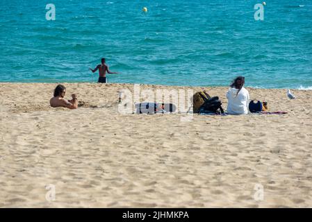 Boscombe Beach, Bournemouth, Dorset, Angleterre, Royaume-Uni, 19th juillet 2022, Météo. En fin d'après-midi, le soleil chaud sur la côte sud tandis que la vague de chaleur record commence à se modérer. Un homme creuse un trou dans le sable de la plage suffisamment profond pour se tenir dedans. Crédit : Paul Biggins/Alamy Live News Banque D'Images