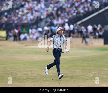 150th Open GolfChampionships, St Andrews, 16 juillet 2022 Cameron Smith (AUS) court pour voir où son tir a atterri au 4th au cours de la ronde de 3rd à la Banque D'Images