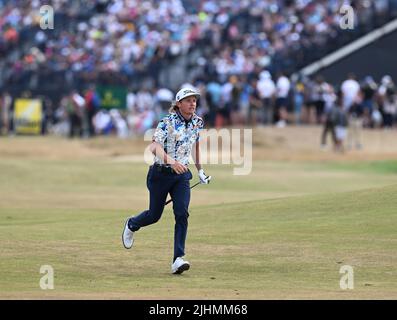 150th Open GolfChampionships, St Andrews, 16 juillet 2022 Cameron Smith (AUS) court pour voir où son tir a atterri au 4th au cours de la ronde de 3rd à la Banque D'Images