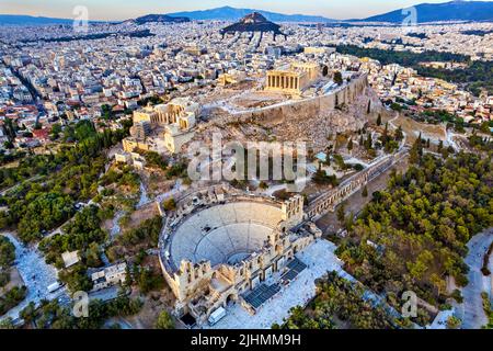 Vue aérienne de l'Acropole d'Athènes (Grèce). Vous pouvez également voir une grande partie de la ville en arrière-plan et le Herodeum ci-dessous. Banque D'Images