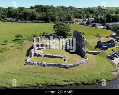 Ogmore by Sea, Bridgend, pays de Galles - juillet 2022 : vue aérienne du château historique d'Ogmore, qui se trouve sur les rives de la rivière Ogmore, dans le sud du pays de Galles Banque D'Images