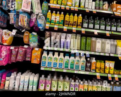 Seattle, WA USA - vers mai 2022 : vue des produits de rasage et de soins pour le bain pour femmes à vendre dans une épicerie QFC. Banque D'Images