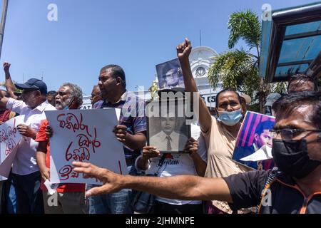 Colombo, Ouest, Sri Lanka. 19th juillet 2022. Demandant la démission de l'actuel président par intérim Ranil Wickremesinghe, une manifestation organisée par les syndicats et les organisations de masse devant la gare de fort Colombo. (Credit image: © Isura Nimantha/Pacific Press via ZUMA Press Wire) Banque D'Images