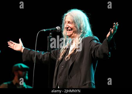 Prague, République tchèque. 19th juillet 2022. La chanteuse et musicienne américaine Patti Smith se produit lors de son concert à Prague, en République tchèque, sur 19 juillet 2022. Crédit : Michal Kamaryt/CTK photo/Alay Live News Banque D'Images