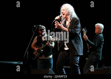 Prague, République tchèque. 19th juillet 2022. La chanteuse et musicienne américaine Patti Smith se produit lors de son concert à Prague, en République tchèque, sur 19 juillet 2022. Crédit : Michal Kamaryt/CTK photo/Alay Live News Banque D'Images