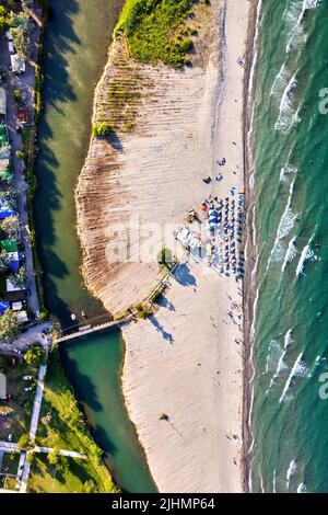 La plage du village de Stomio et le bord sud du delta de la rivière Pineios à la mer Égée.Larissa, Thessalie, Grèce. Banque D'Images