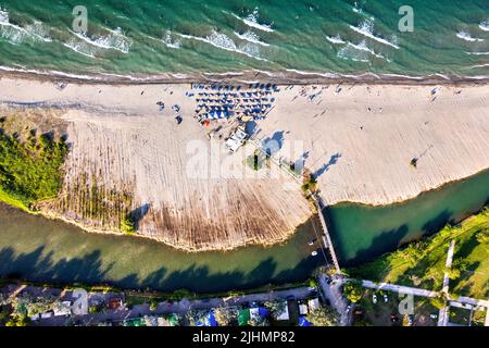 La plage du village de Stomio et le bord sud du delta de la rivière Pineios à la mer Égée.Larissa, Thessalie, Grèce. Banque D'Images