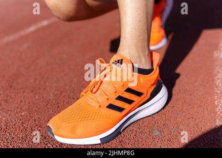 Tyumen, Russia-15 juin 2022: Chaussures Adidas pour hommes pour la course à pied. Ces chaussures de course à pied sont conçues pour le sport. Banque D'Images