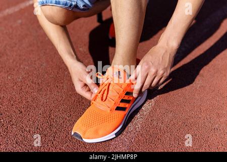 Tyumen, Russia-15 juin 2022: Chaussures Adidas pour hommes pour la course à pied. Semelle intermédiaire en gros plan Banque D'Images