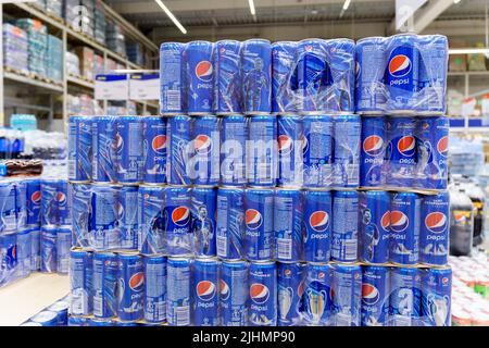 Tyumen, Russie-11 mai 2022: Emballages avec des canettes de pepsi en aluminium dans l'hypermarché. Mise au point sélective Banque D'Images