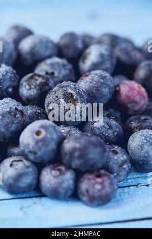 photo verticale avec gros plan des bleuets sur fond bleu Banque D'Images