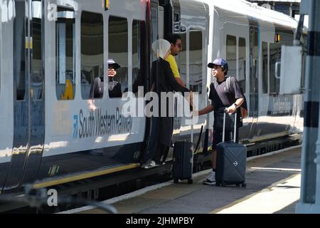 Portsmouth, Royaume-Uni, 19th juillet 2022. Les vacanciers et les navetteurs de la gare de Portsmouth Harbour sont montés à bord pour Londres et d'autres destinations, alors que Network Rail a émis un avertissement de non-voyage pour les services se dirigeant vers le nord de la capitale en raison des températures élevées, qui devraient être le jour le plus chaud jamais connu. Crédit : onzième heure Photographie/Alamy Live News Banque D'Images