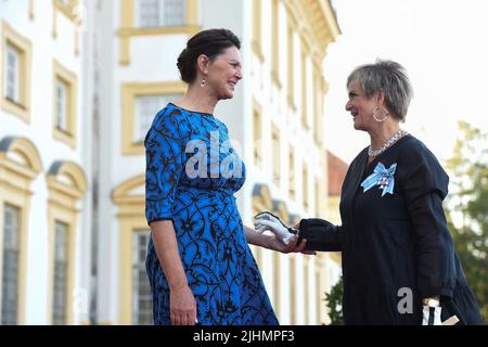 19 juillet 2022, Bavière, Oberschleißheim: Le Président du Parlement d'Etat bavarois, Ilse Aigner (l), parle avec la princesse Gloria Thurn und taxis lors de la réception d'été du Parlement d'Etat bavarois au Palais Schleißheim. Photo: Felix Hörhager/dpa Banque D'Images