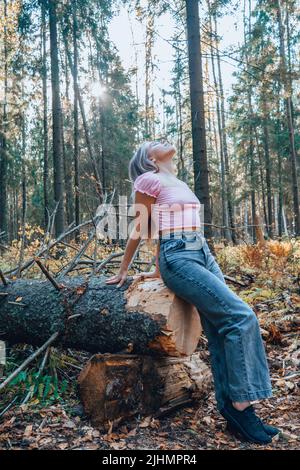 Grande belle forêt d'automne, fille au milieu. Banque D'Images