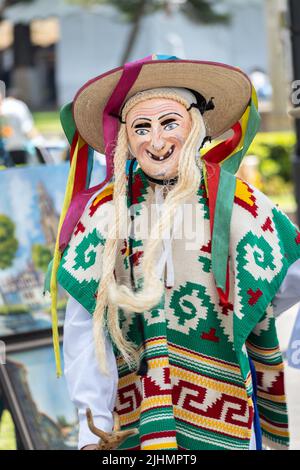 Un jeune garçon mexicain, vêtu d'un costume d'homme ancien, interprète la traditionnelle Danza de los Viejitos à la place de la ville de la Plaza Vasco de Quiroga, 11 avril 2022 à Patzcuaro, Michoacan, Mexique. Banque D'Images