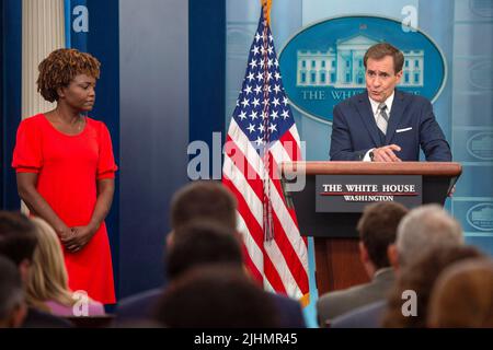 Le coordonnateur du Conseil de sécurité nationale, John Kirby, parle au cours de la réunion de presse quotidienne avec la secrétaire de presse, Karine Jean-Pierre, dans la salle d'information James Brady à la Maison Blanche à Washington, DC, mardi, 19 juillet 2022. Photo de Bonnie Cash/Pool/ABACAPRESS.COM Banque D'Images