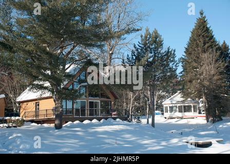 Beau chalet en hiver à Hérouxville, région de la Mauricie, Québec, Canada. Banque D'Images