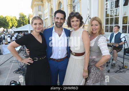 19 juillet 2022, Bavière, Oberschleißheim: Les copistes de Rosenheim Sarah Thonig (l-r) Paul Brusa, Sophie Melbinger et Karin Thaler assistent à la réception d'été du Parlement d'État bavarois au château de Schleißheim. Photo: Felix Hörhager/dpa Banque D'Images