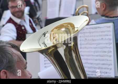 19 juillet 2022, Bavière, Oberschleißheim : la musique de laiton joue à la réception estivale du Parlement bavarois au château de Schleißheim. Photo: Felix Hörhager/dpa Banque D'Images