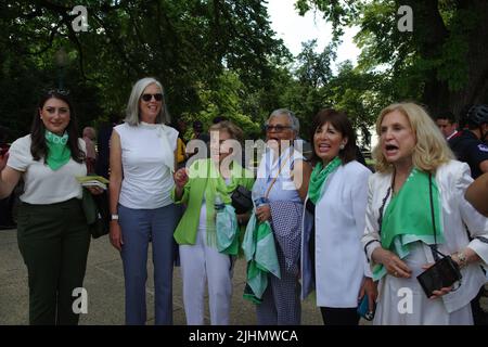 Washington, DC, 19 juillet 2022, U.S. Democratic Reps. Sara Jacobs (Cal.), Katherine Clark (Mass.), Jan Schakowsky (Ill.), Joyce Beatty (Ohio), Jackie Speier (Cal.) et Carolyn Maloney (N.Y.) posent pour les caméras après une manifestation d'avortement près du Capitole des États-Unis. Credit: Philip Yabut/Alay Live News Banque D'Images