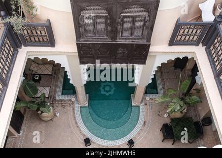 Piscine bleu d'eau douce sur une maison Riad marocaine à Marrakech Banque D'Images