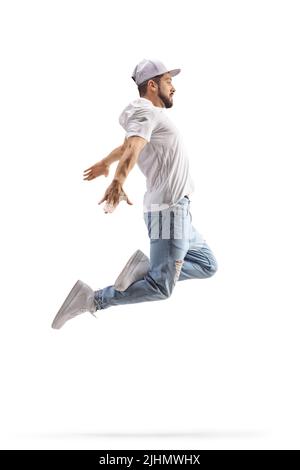 Prise de vue en profil d'un danseur de hip-hop mâle dans une posture de saut isolée sur fond blanc Banque D'Images