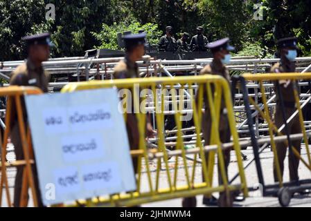 19 juillet 2022, Colombo, province occidentale, Sri Lanka : un système de sécurité spécial a été utilisé autour du Parlement aujourd'hui et demain, où l'élection du président aura lieu, et des gardes ont été déployés pour qu'aucun étranger ne puisse entrer. La séance parlementaire pour accepter les nominations pour l'élection du Président a été limitée à dix minutes. L'assemblée a été ajournée après avoir accepté les nominations présidentielles. (Credit image: © Ruwan Walpola/Pacific Press via ZUMA Press Wire) Banque D'Images