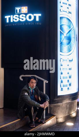 Hong Kong, Chine. 23rd janvier 2022. Un homme se trouve à côté du magasin Tissot de la marque horlogère suisse à Hong Kong. (Credit image: © Budrul Chukrut/SOPA Images via ZUMA Press Wire) Banque D'Images