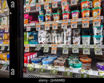 Seattle, WA États-Unis - vers juin 2022 : vue rapprochée des produits de crème glacée à vendre à l'intérieur d'un marché de pousses Banque D'Images