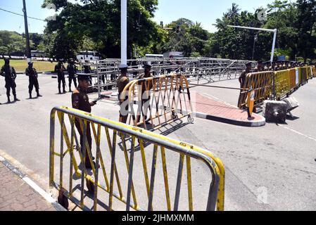 19 juillet 2022, Colombo, province occidentale, Sri Lanka : un système de sécurité spécial a été utilisé autour du Parlement aujourd'hui et demain, où l'élection du président aura lieu, et des gardes ont été déployés pour qu'aucun étranger ne puisse entrer. La séance parlementaire pour accepter les nominations pour l'élection du Président a été limitée à dix minutes. L'assemblée a été ajournée après avoir accepté les nominations présidentielles. (Credit image: © Ruwan Walpola/Pacific Press via ZUMA Press Wire) Banque D'Images