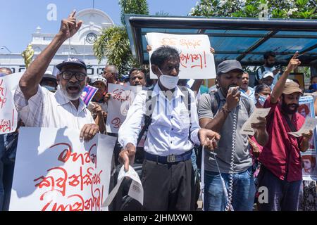 Colombo, Ouest, Sri Lanka. 19th juillet 2022. Demandant la démission de l'actuel président par intérim Ranil Wickremesinghe, une manifestation organisée par les syndicats et les organisations de masse devant la gare de fort Colombo. (Credit image: © Isura Nimantha/Pacific Press via ZUMA Press Wire) Banque D'Images