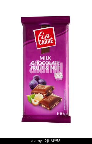 CHISINAU, MOLDAVIE - 28 juillet 2022 : lait de fines carafe chocolat aux fruits et noix. Produit allemand. Isolé sur un fond blanc. Avec masque Banque D'Images