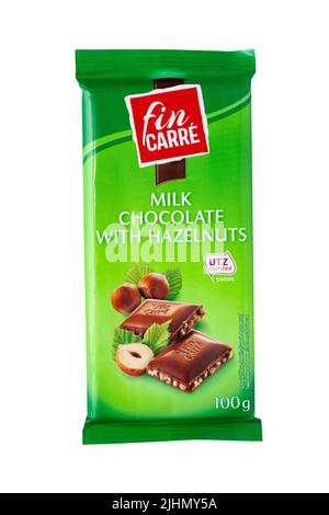 CHISINAU, MOLDAVIE - 28 juillet 2022 : chocolat au lait de Carre à nageoires et noisettes. Produit allemand. Isolé sur un fond blanc. Avec masque Banque D'Images