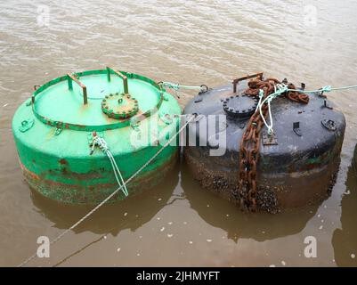 Bouées en acier amarrées dans le port de Kings Lynn, Norfolk, Royaume-Uni Banque D'Images