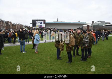 01022022, Amsterdam, pays-Bas. Démonstration de mesures anti-covid. Les manifestations étaient interdites en raison des mesures Covid-19, mais des milliers de personnes se sont rendu au Museumplein. La place a été désignée zone à haut risque, où la police a fouillé tout le monde et demandé des I.D quand la police a mis fin à la manifestation, les manifestants ont défilé dans la ville, mais ont été arrêtés par la police anti-émeute. Il y a eu une confrontation et des policiers ont été utilisés. Quelques personnes ont été blessées et plusieurs ont été arrêtées. Beaucoup ont marché plus loin dans la ville et certains sont allés au rassemblement de FVD, un parti politique, également tenu ce jour-là Banque D'Images