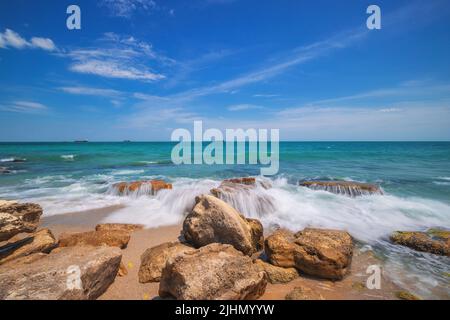 Plage exotique sauvage avec rochers dans l'eau de mer. Côte des îles Rocheuses Banque D'Images