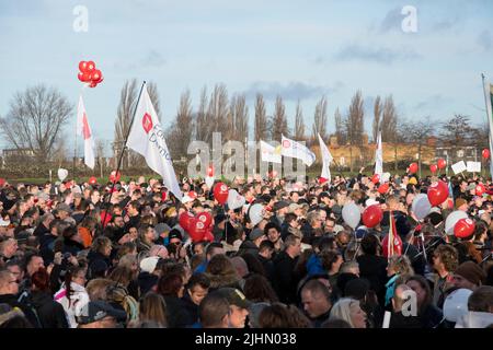 01022022, Amsterdam, pays-Bas. Démonstration de mesures anti-covid. Les manifestations étaient interdites en raison des mesures Covid-19, mais des milliers de personnes se sont rendu au Museumplein. La place a été désignée zone à haut risque, où la police a fouillé tout le monde et demandé des I.D quand la police a mis fin à la manifestation, les manifestants ont défilé dans la ville, mais ont été arrêtés par la police anti-émeute. Il y a eu une confrontation et des policiers ont été utilisés. Quelques personnes ont été blessées et plusieurs ont été arrêtées. Beaucoup ont marché plus loin dans la ville et certains sont allés au rassemblement de FVD, un parti politique, également tenu ce jour-là Banque D'Images