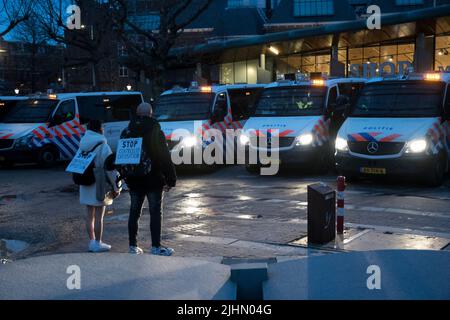 01022022, Amsterdam, pays-Bas. Démonstration de mesures anti-covid. Les manifestations étaient interdites en raison des mesures Covid-19, mais des milliers de personnes se sont rendu au Museumplein. La place a été désignée zone à haut risque, où la police a fouillé tout le monde et demandé des I.D quand la police a mis fin à la manifestation, les manifestants ont défilé dans la ville, mais ont été arrêtés par la police anti-émeute. Il y a eu une confrontation et des policiers ont été utilisés. Quelques personnes ont été blessées et plusieurs ont été arrêtées. Beaucoup ont marché plus loin dans la ville et certains sont allés au rassemblement de FVD, un parti politique, également tenu ce jour-là Banque D'Images