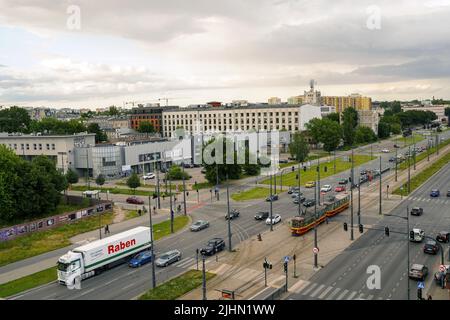 Lodz, Pologne - 08 juillet 2022 : vue aérienne grand angle sur le paysage urbain avec mélange d'architecture moderne et médiévale à côté de l'autoroute et du tramway Banque D'Images