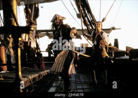 JOHNNY Depp, Orlando Bloom, PIRATES DES CARAÏBES : LA MALÉDICTION DU BLACK PEARL, 2003 Banque D'Images