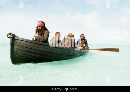 JOHNNY DEPP, MACKENZIE CROOK, LEE ARENBERG, JACK DAVENPORT, PIRATES OF THE CARIBBEAN : DEAD MAN'S CHEST, 2006 Banque D'Images