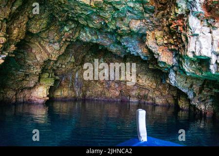 Excursion en bateau vers les célèbres grottes de la plage de Votsi sur l'île d'Alonnisos. Formation géologique unique et paysage rocheux à Sporades, Grèce Banque D'Images