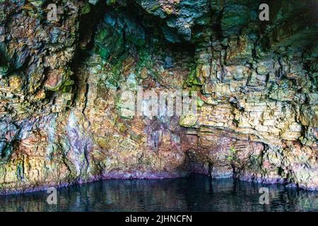 Excursion en bateau vers les célèbres grottes de la plage de Votsi sur l'île d'Alonnisos. Formation géologique unique et paysage rocheux à Sporades, Grèce Banque D'Images