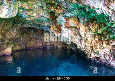 Excursion en bateau vers les célèbres grottes de la plage de Votsi sur l'île d'Alonnisos. Formation géologique unique et paysage rocheux à Sporades, Grèce Banque D'Images